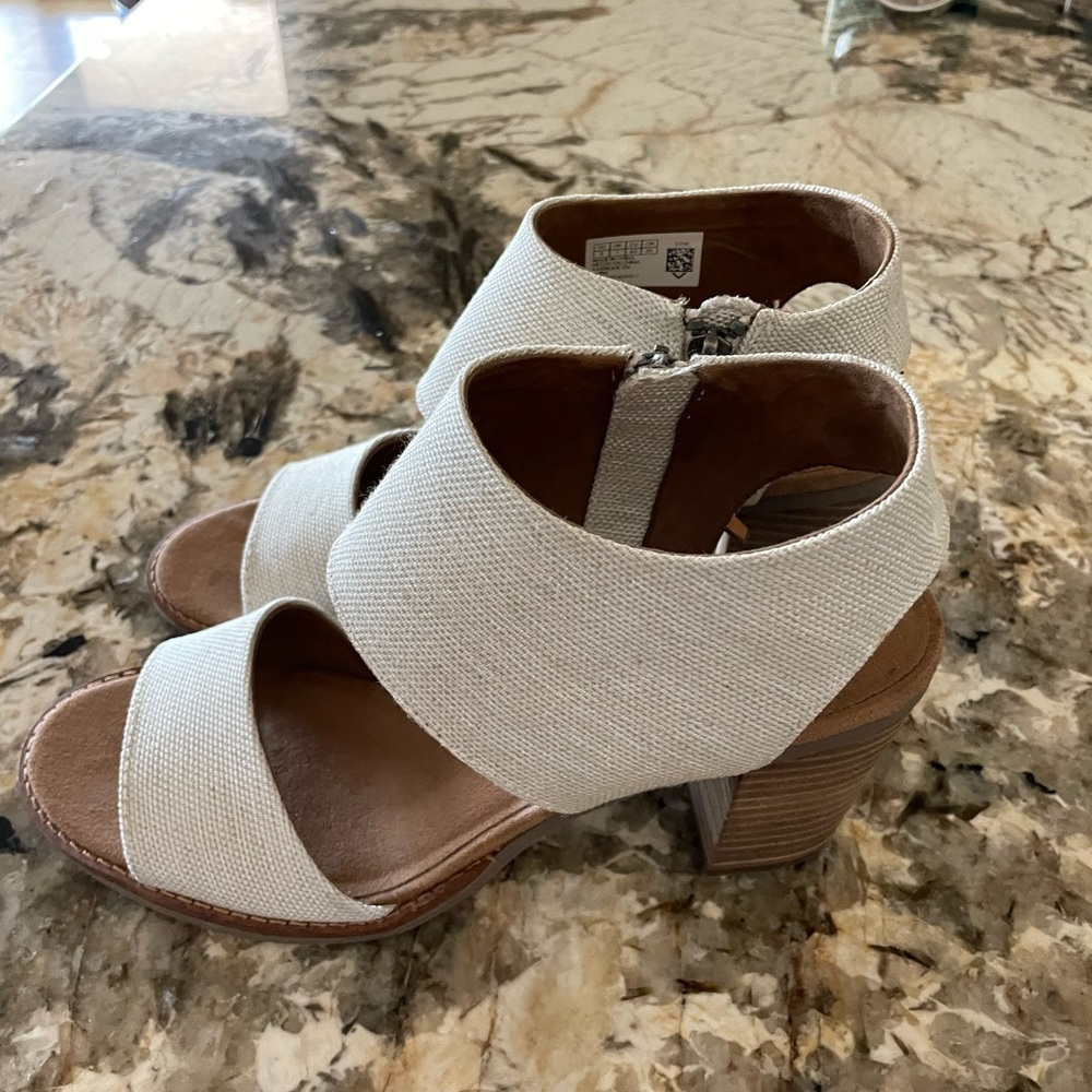Tom’s linen heel